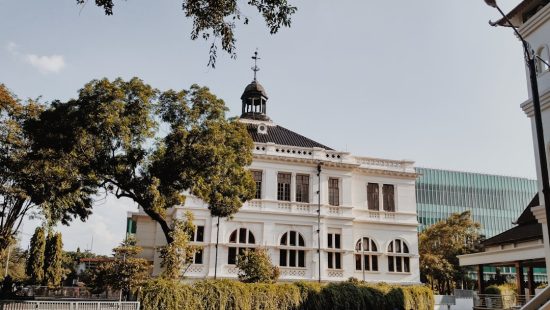 How Central Banks Move Global Forex Markets: Tools, Timing, and Trading Impact — Photo by Alice Juana on Unsplash